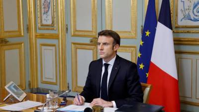 El presidente francés Emmanuel Macron participa en una videoconferencia de los líderes del G7 sobre Ucrania en el Palacio del Elíseo en París.