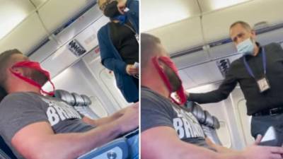 Un vídeo filmado por otro pasajero muestra el momento en que el personal de la aerolínea informa al pasajero que no podrá viajar con la tanga roja en la cara.