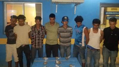 Detuvieron a varios jóvenes para investigación.