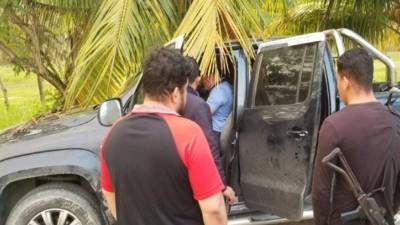 Momento en que las autoridades revisaban el automóvil en el que se conducían los comerciantes.