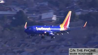 El vuelo dio varias vueltas antes de aterrizar.