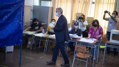 El candidato presidencial chileno José Antonio Kast, del Partido Republicano, vota en un colegio electoral en Paine, al sur de Santiago, durante las elecciones presidenciales.