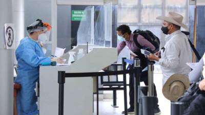 El objetivo es que los viajeros manipulen papel lo menos posible en los aeropuertos.