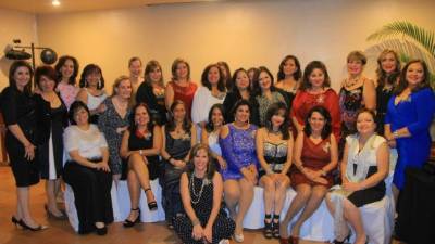 Las bachilleres en ciencias y letras del instituto María Auxiliadora egresaron en 1979 y han conservado su amistad a través de los años.
