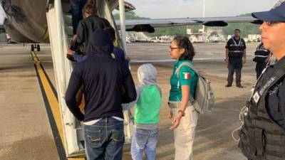 Momento en que migrantes abordan el avión que los trasladó a su país.