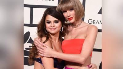 Las cantantes Selena Gómez y Taylor Swift.