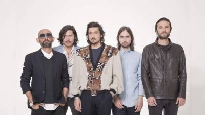 El cantante León Larregui (c) lidera la popular banda 'Zoé'.