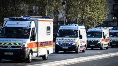 Ambulancias en Francia trasladan a pacientes con coronavirus. Foto: AFP