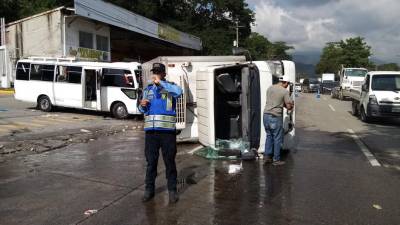 El camión y el autobús que participaron en el accidente vial esta mañana.