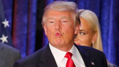 El presidente de los Estados Unidos lanza un beso durante una de sus comparecencias públicas.