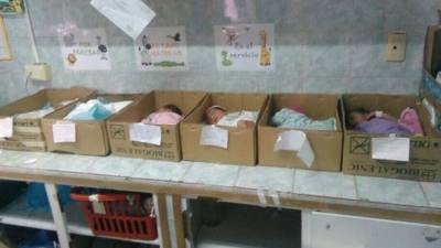 Los bebés que nacen en el Seguro Social de Venezuela son colocados en pequeñas cajas de cartón.