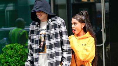 Pete Davidson y Ariana Grande paseando por Nueva York. Foto archivo Showbiz