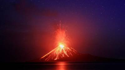El volcán indonesio Anak Krakatau (en español, hijo del Krakatoa), que en 2018 casuó 439 muertos al provocar un tsunami, expulsó nubes de ceniza y humo a más de 500 metros de altura y magma por su ladera tras entrar en erupción, informan este sábado las autoridades locales.
