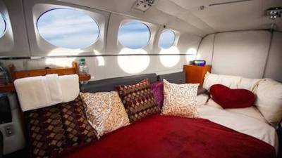 Hay almohadas, mantas y, con un poco de suerte, pueden tener preciosas y románticas vistas panorámicas del río Ohio al atardecer.// Foto Facebook Flamingo Air.