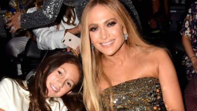 La hija de JLo, Emme, anunció la publicación de su primer libro.