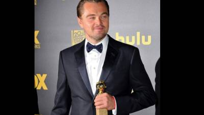 El actor estadounidense Leonardo DiCaprio fue galardonado con una Globo de Oro a mejor actor.