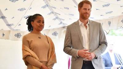 Doria Ragland, madre de Meghan, junto a su yerno, el príncipe Harry.