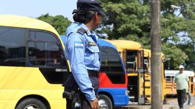 En las paradas de buses de La ceiba los policías montan seguridad, pero el problema de la extorsión continúa.