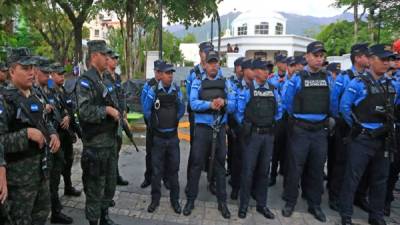 Acto. Efectivos del Ejército y la Policía en el inicio del operativo en el parque de SPS.