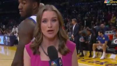 Jordan Bell estaba preparándose para lanzar la pelota dentro de la cancha.Video Twitter @_MarcusD2_