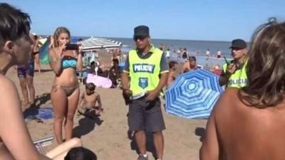 Las mujeres se quitaron la parte superior de su bikini, situación que provocó que los policías llegaran y las obligaran a vestir su traje completo.