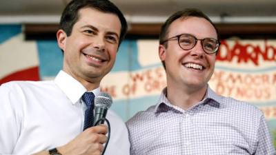 Pete Buttigieg con su marido y potencial 'primer caballero' Chasten.