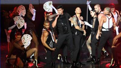 Ricky Martin inauguró este nuevo espectáculo de 90 minutos con el tradicional sello de Las Vegas.