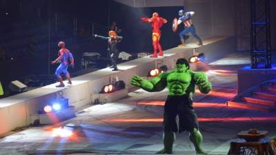 superproducción de casi dos horas, llena de acrobacias, combates de artes marciales, persecuciones con motos y mucha pirotecnia. EFE