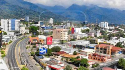 Una gráfica que muestra a la ciudad de San Pedro Sula que se ha mantenido en cierre total desde el pasado 6 de abril.