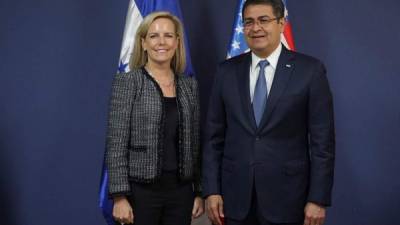 Kirstjen Nielsen, secretaria de Seguridad Nacional de EEUU, y el presidente de Honduras, Juan Orlando Hernández.