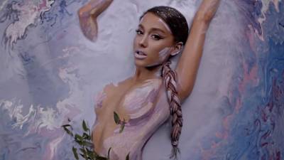 Ariana Grande estrenó el video God is a Woman.