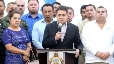 El mandatario hondureño dio declaraciones después de reunirse con alcaldes del país y Fusina.