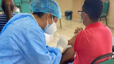 Un catedrático siendo vacunado en La Ceiba, Atlántida.