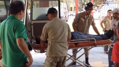 El alcalde Aníbal Erazo cuando era trasladado hacia el centro asistencial.