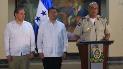 El secretario de Defensa Samuel Reyes, el presidente Juan Orlando Hernández y el jefe de Estado Mayor Conjunto, Isaías Álvarez Urbina. Foto archivo.