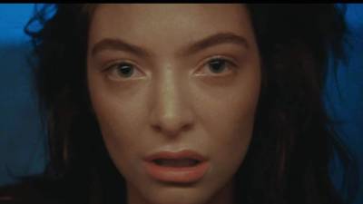 Después de dos años Lorde regresa con nuevo sencillo 'Green Light' como parte de su nuevo disco 'Melodrama'.