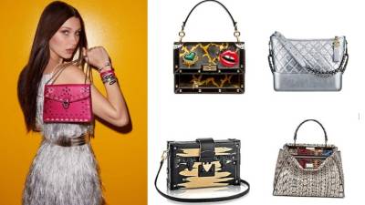 Bulgari lanzó una campaña de sus carteras Shoulder con la modelo Bella Hadid. Otras firmas como Chanel y Gucci incluyen sus versiones metalizadas, baúl o Shoulder.
