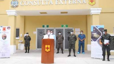 Francis Contreras, vocero de Sinager, dijo en conferencia de prensa que el presidente Juan Orlando Hernández tendrá manejo intrahospitalario por neumonía en el Hospital Militar. Foto: Andro Rodríguez.