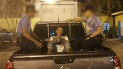 El detenido mientras era trasladado a la fiscalía de El Progreso, Yoro.