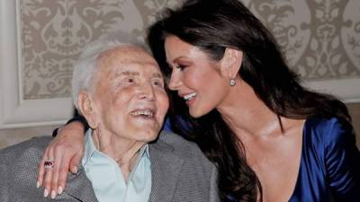 Kirk Douglas y su nuera, la actriz Catherine Zeta-Jones, en una foto de archivo.