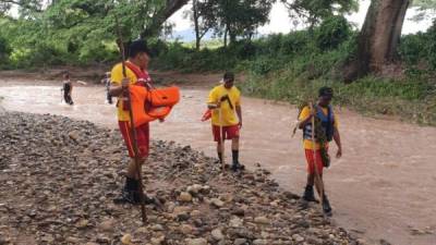 Los socorristas recorren las quebradas y ríos en la búsqueda de estos dos hondureños.