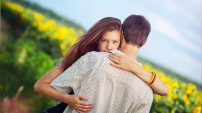 El hombre demuestra su amor con acciones y esperan que las mujeres valoren su entrega y esfuerzo.