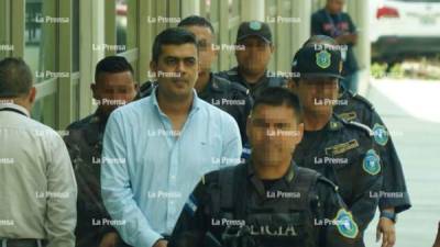 El excalde Arnaldo Urbina Soto fue llevado al juzgado sampedrano, adonde fue ingresado por la parte de atrás del edificio.