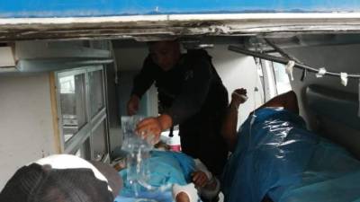 Momento en que los policías penitenciarios fueron llevados al Seguro Social de Tegucigalpa.