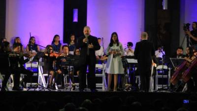 El tenor óscar Cáceres cuando interpretaba Por ti volaré del famoso italiano Andrea Bocelli..
