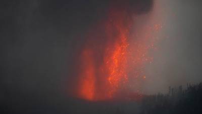 El humo se eleva desde la lava que se enfría después de la erupción de un volcán en el parque nacional Cumbre Vieja.