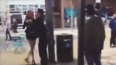 Una mujer de aproximandamente 22 años es sometida por un policía. Foto: Video Instagram