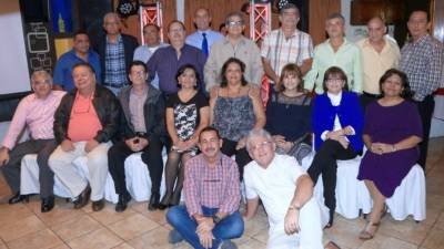 La promoción 1975 de bachilleres celebró por su amistad.