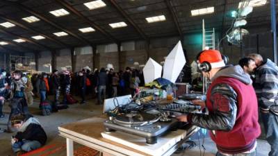 Un DJ toca música durante una fiesta en un hangar en desuso en Lieuron, a unos 40 km (alrededor de 24 millas) al sur de Rennes. Foto AFP