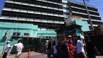 Acceso a la sala de Emergencia del Hospital Escuela Universitario. Foto de archivo.